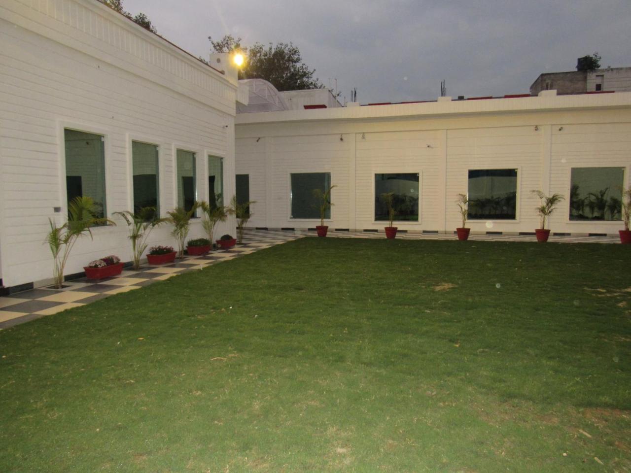 The English Garden Mohali 외부 사진